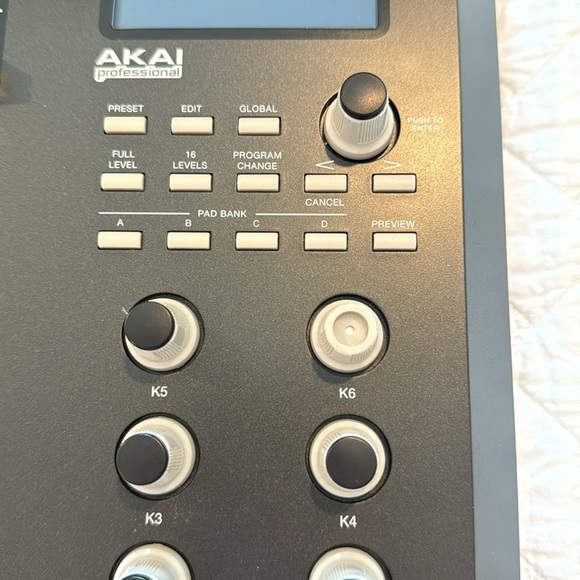 Rare Akai Professional MPD26 USB/MII Pad Controller for Hip-Hop Production - Picture 11 of 13